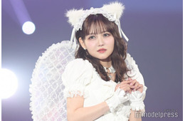 佐藤ノア、ミニスカメイド衣装で美脚スラリ「可愛すぎる」「お人形さんみたい」の声