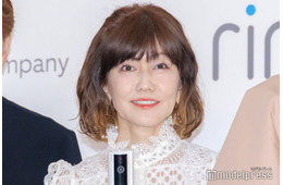 松本伊代、ドレスからスラリ美脚披露「ずっと可愛い」「スタイル変わらない」と反響