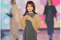 “令和の峰不二子”阿部なつき、美脚全開秋コーデ「ウエストライン綺麗すぎ」「メイク参考になる」と反響