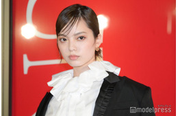 平手友梨奈、金髪“タトゥー”の激変ビジュにファン二度見「びっくり」「美しすぎる」