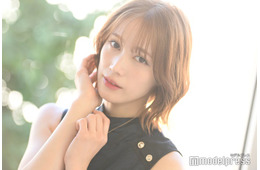 中村ゆりか、膝上ニットワンピから美脚見せ「思わず二度見」「色白でスタイル抜群」の声