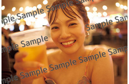 宮田愛萌、セブの海・ナイトマーケットで素の表情 1st写真集特典解禁