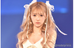 ギャルママモデル聖菜、美脚全開ミニスカコーデ「攻めた格好」「思わず二度見」と反響