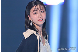 岡崎紗絵、ノースリーブ衣装姿に絶賛の声「お顔小さい」「スタイルレベチ」