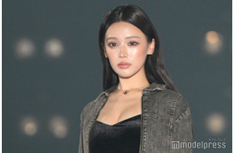 せいせい、胸元のぞく深めVネックネックキャミ姿「美の化身」「セクシー」と反響