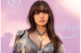 BLACKPINKリサ、美ボディ際立つ大胆衣装ショットに絶賛の声「圧巻のスタイル」「全てが完璧」