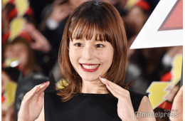 平野綾、胸元大胆開放のドレス姿 タイのクリスマス満喫ショットに「妖精みたい」「ゴージャス」と反響