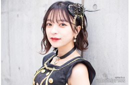 ヘラヘラ三銃士さおりん、美デコルテ際立つベアトップ姿に反響「肌が綺麗すぎる」「レアな髪型可愛い」