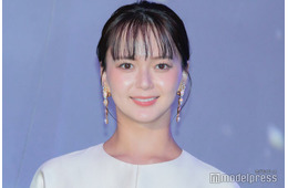 多部未華子、純白ワンピース姿で「青の洞窟」点灯式出席 1年に1度の楽しみ明かす