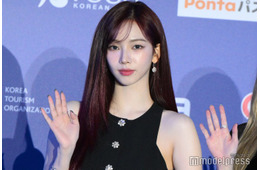 aespaカリナ、赤ニット×ミニボトム姿で美脚スラリ「クリスマスの天使」「圧倒的美」と反響