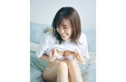 櫻坂46松田里奈、1st写真集ランジェリーカット解禁 部屋でくつろぐ1枚【まつりの時間】