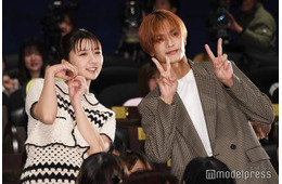 上白石萌歌・高橋恭平・木村柾哉・中島颯太、“バラエティー全振り”舞台挨拶 全力バックハグも披露【ロマンティック・キラー】