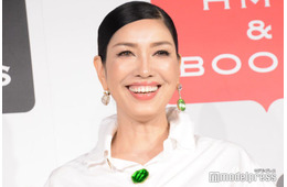 アンミカ、美脚際立つ“大人ラブブ”コーデ披露「遊び心があって素敵」「ファー使いが上級者」と絶賛の声