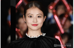 今田美桜、夜のディズニーで胸元開放ドレス姿披露「プリンセスみたい」「お城が霞む美しさ」絶賛の声