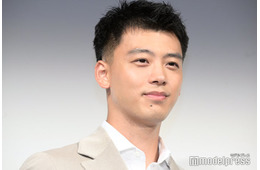 竹内涼真、金髪ロン毛パーマで雰囲気ガラリ「ギャップがすごい」「大人の色気」と注目集まる