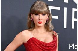 テイラー・スウィフト、胸元大胆見せミニドレス姿に反響「着こなせるのすごい」「美しさに磨きがかかってる」
