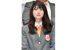 “可愛すぎる新喜劇女優”小寺真理、美脚際立つミニスカ×ハイソ姿にファン悶絶「脚のラインが綺麗」「上目遣いで彼女感満載」