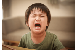 おもちゃを壊されて泣く７歳の孫　すると、祖父が照明を消して…⇒「不器用ながらも一生懸命」