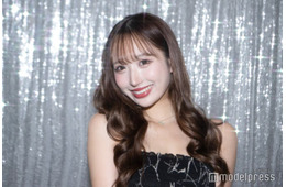 「シャッフルアイランド」伊藤桃々、ミニ丈オフショルドレスで魅せる美ボディ「破壊力すごい」「神スタイル」と反響