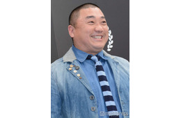 山本圭壱、1歳長女顔出しの散歩ショット公開「赤ちゃんモデルのよう」「アンヨが上手になりましたね」と反響