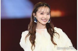 元NMB48村瀬紗英、ミニスカ×黒タイツで魅せる美脚に釘付け「ドキドキしちゃう」「デートしたい」