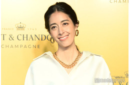 森泉、7歳娘とシール交換楽しむ親子ショットに「輪郭そっくり」「最高のママ」と反響続々