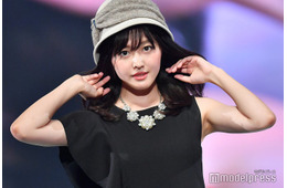 久住小春、脱ぎかけコート×キャミワンピから美肩輝く「色っぽい」「美しすぎて二度見」とファン悶絶