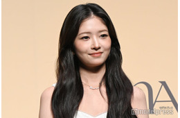 IVEレイ、ミニ丈サンタ姿で美脚披露「世界一可愛いサンタ」「アイドルオーラすごい」と反響