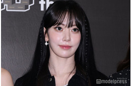 LE SSERAFIMサクラ、ベアトップドレスで美デコルテ＆美肩際立つ「白い妖精」「透明感レベチ」と反響