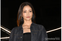 黒木メイサ、デコルテのぞく変形トップス姿披露「鎖骨が美しい」「さすがの着こなし」と絶賛の声