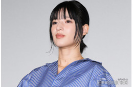 石井杏奈、ミニ丈×ニーハイブーツで美脚披露「爽やかで似合う」「おしゃれなコーデ」の声