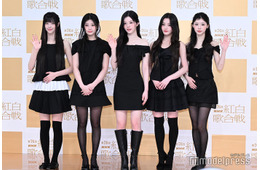 【紅白本番】ILLIT、ミニ丈純白衣装でステージ降臨 話題曲「Almond Chocolate」歌唱で「雪の妖精」「発光してる」と反響