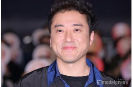 ムロツヨシ、おさげヘア✕濃いめチークのレアショット公開「愛らしい」「なんとも言えない表情」と反響