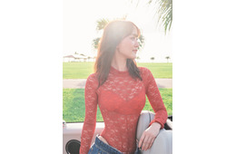 菅井友香、寝起きランジェリー・黒ビキニスタイル…写真集先行カット5種解禁【たびすがい】