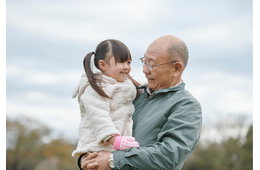 年1回だけ交流する祖父と孫　孫が祖父の薄い髪を触りドキッ！？　予想外の反応に「嬉しかった」