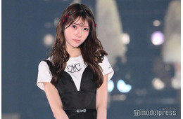 AKB48千葉恵里、“大天才赤チェック衣装”でほっそり美脚披露「スタイル抜群」「可愛さのレベルが違う」とファン悶絶