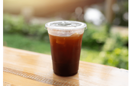 海外のカフェで…アイスコーヒーを注文すると…次の瞬間、まさかの提供方法に「え、自分で入れるの」