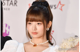 IVEレイ、美肩＆デコルテ大胆披露のワンショルドレス姿が話題「息を呑む美しさ」「オーラが半端ない」