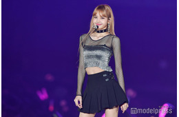BLACKPINKリサ、全身シースルードレスで美スタイル透ける「凄い衣装」「異次元のオーラ」と反響