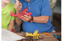 おもちゃが動かず落ち込む5歳孫。すると祖父が説明書を読み…！？「孫は満面の笑み」