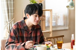 【元科捜研の主婦 第1話】新米刑事・道彦（横山裕）、元科捜研エースの妻・詩織（松本まりか）と難事件に挑む