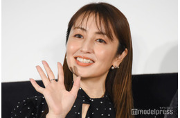 矢田亜希子、ノースリーブベストで素肌際立つ「上級者コーデ」「大人カジュアル素敵」と反響