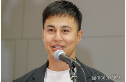 ユージ、3000万超え高級車“マイバッハ”の納車報告「凄すぎ」「かっこいい車内」と反響