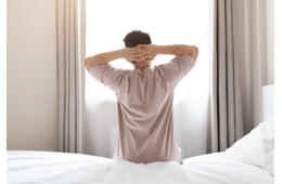 仕事に集中できない社会人…23時就寝の朝型生活を始めると⇒残業が20時間減！？