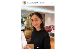 第1子妊娠中のTBS近藤夏子アナ、美背中際立つ真紅ドレス姿披露 お色直しショットに「新鮮だけど似合う」「芸術作品のよう」の声