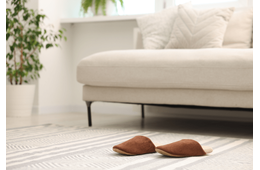 休日の朝…ソファの上にスリッパが2つ！？そっと並べた“意外な犯人”にほっこり