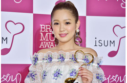 西野カナ、ブロンドヘアの新ビジュアルに絶賛の声「似合いすぎてる」「ビジュ天才」