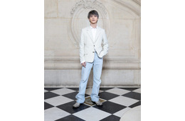 横浜流星、シルバーヘアで雰囲気一変 吉沢亮・北村匠海ら「ディオール」ウィンターコレクション登場