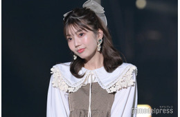 元日向坂46高本彩花、ミニスカスニーカーコーデで美脚披露 台湾街中ショットに「お人形さんみたい」「メガネ姿も可愛すぎる」と反響