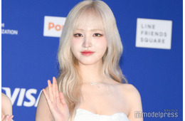 IVEリズ、美脚際立つレザー×タイツコーデ披露「映画のワンシーンみたい」「強めなスタイルも最高」とファン歓喜